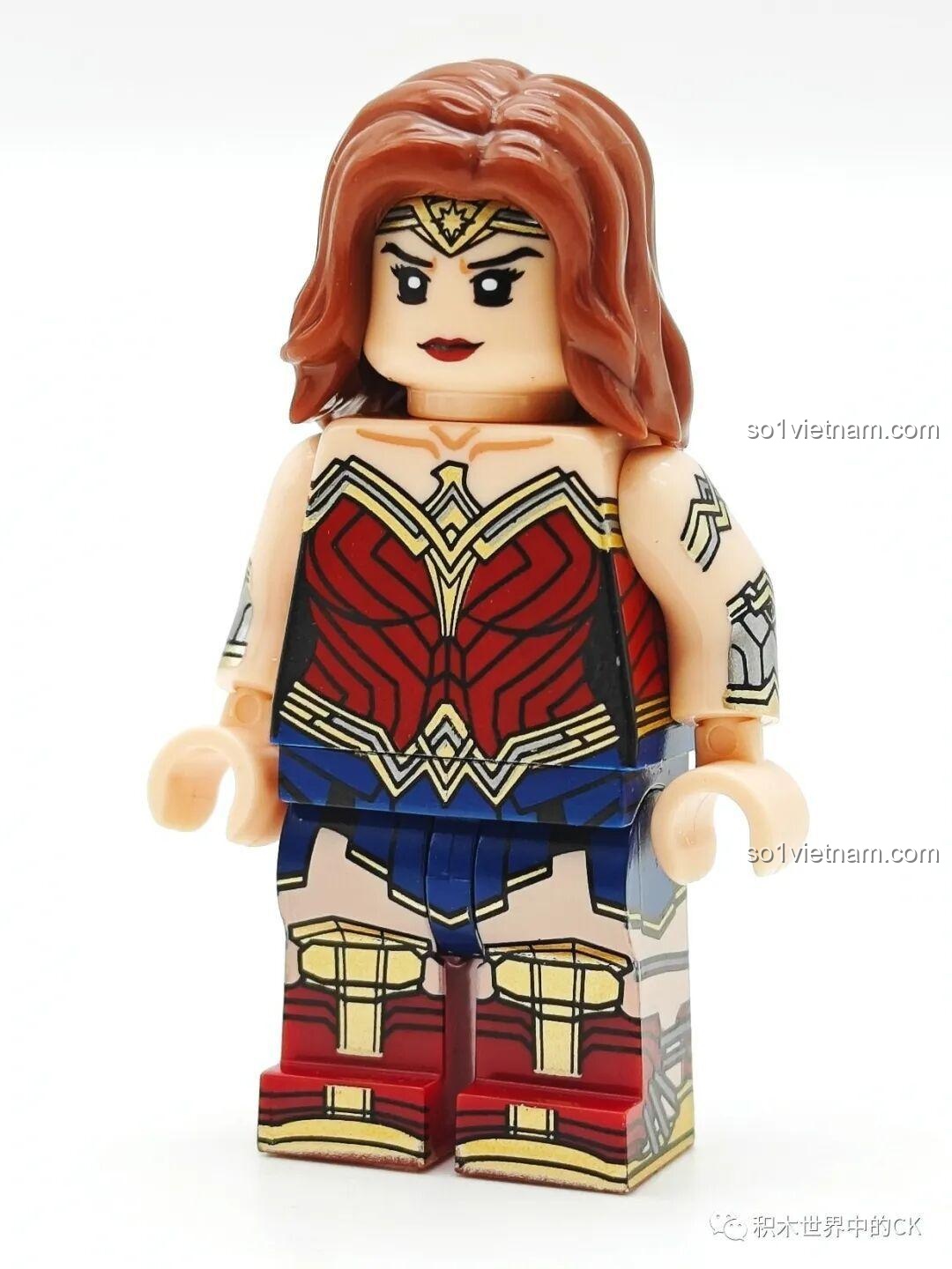 Minifigure Wonder Woman trong bộ KORUIT KT1071 với trang phục chiến binh chi tiết, nhìn từ phía trước.