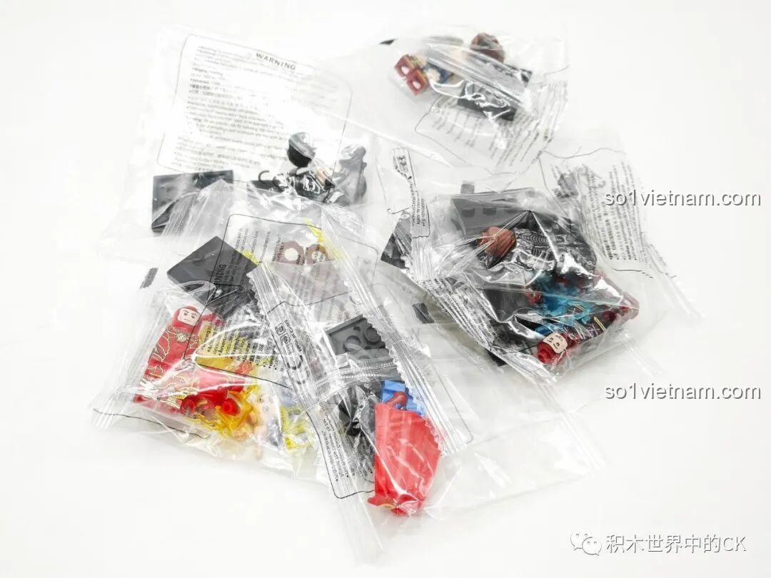 Các túi mảnh ghép của bộ đồ chơi lắp ráp KORUIT KT1071 Bộ 8 Minifigure Siêu Anh Hùng DC khi mới mở hộp.