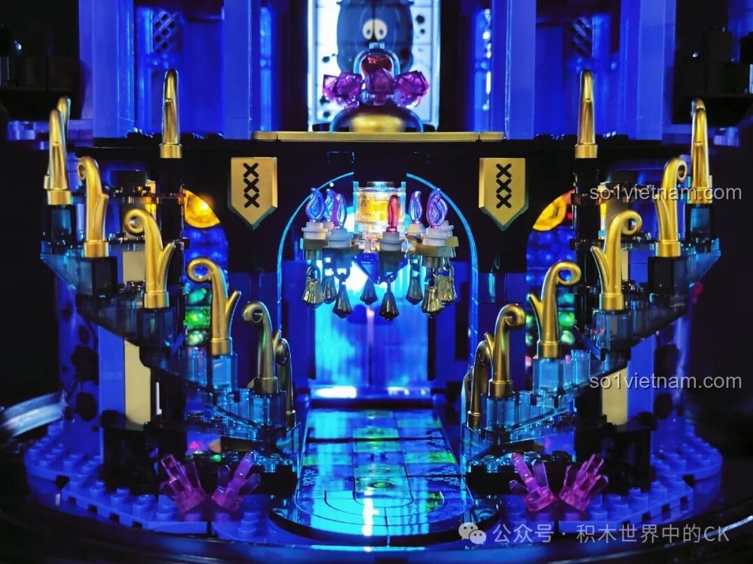 Minifigure Kuromi ngồi trên ban công của bộ đồ chơi TOP TOY đáng tiền, trông rất chill.