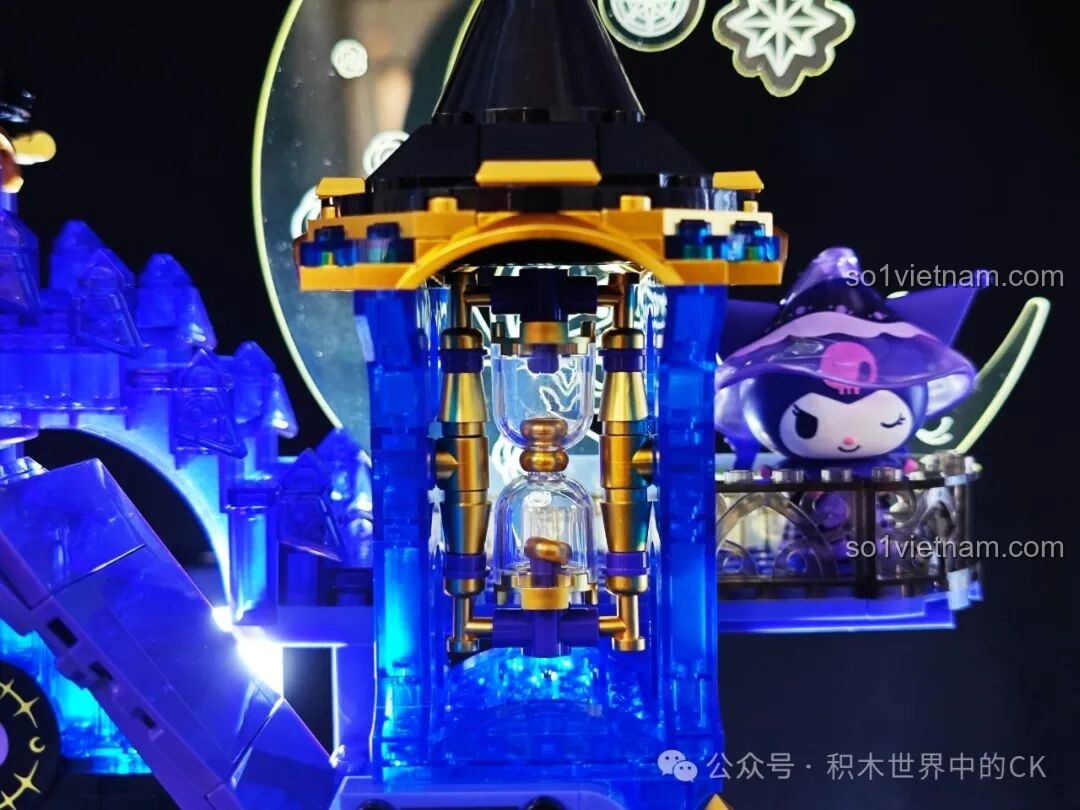 Minifigure Kuromi đứng trên ban công bên cạnh vầng trăng của bộ xếp hình Kuromi's Purple Crystal Castle.