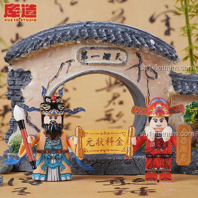 Mô hình Trạng Nguyên và Văn Xương Đế Quân đã lắp ráp từ bộ lắp ghép Kuzhao 11725, trưng bày trong cảnh quan cổ điển, đồ chơi mô hình cầu may thi cử, chất lượng cao.