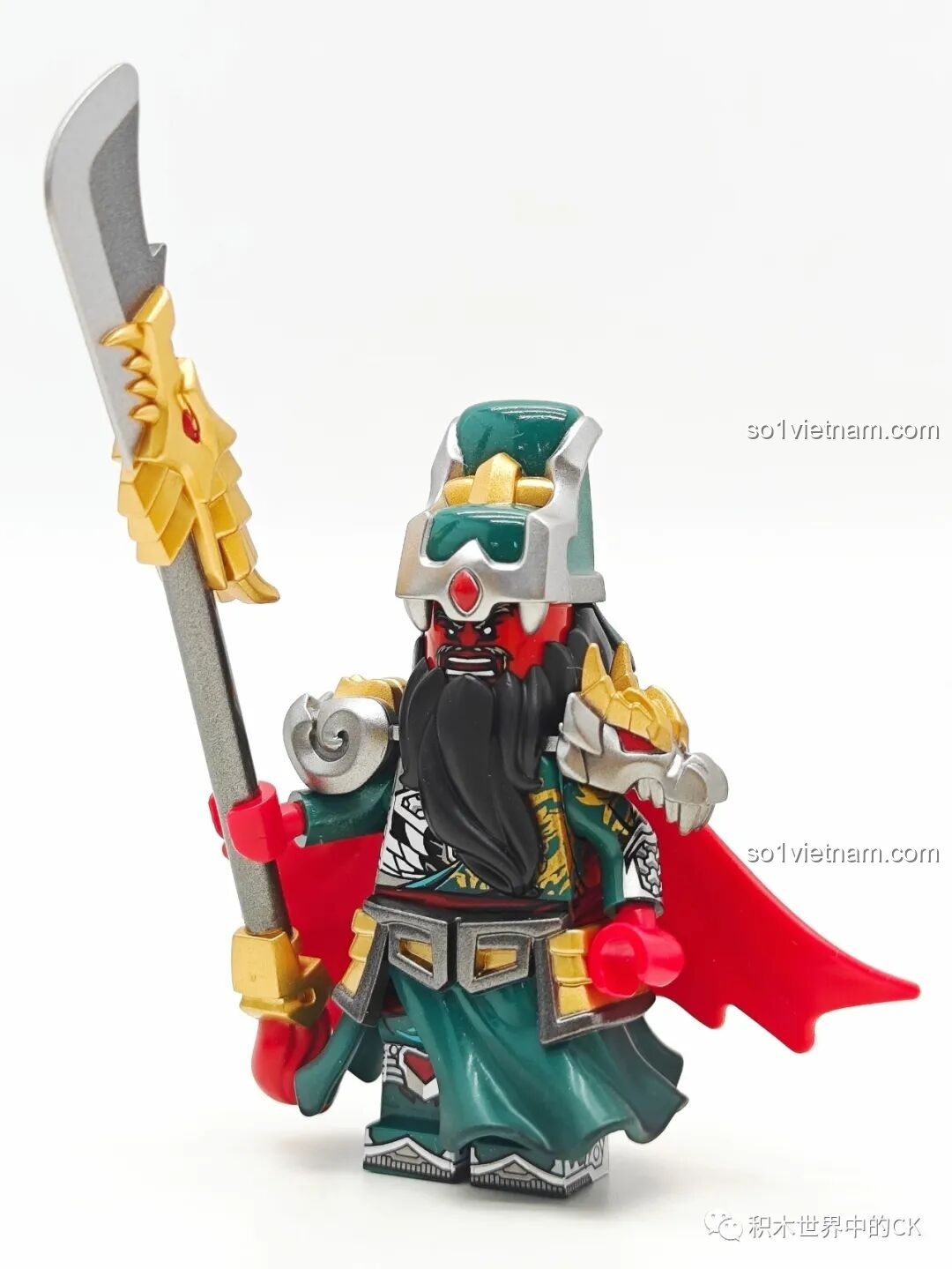 Mặt sau của Minifigure Quan Vũ Kuzhao Studio 11775 đã lắp giáp, với áo choàng đỏ nổi bật.