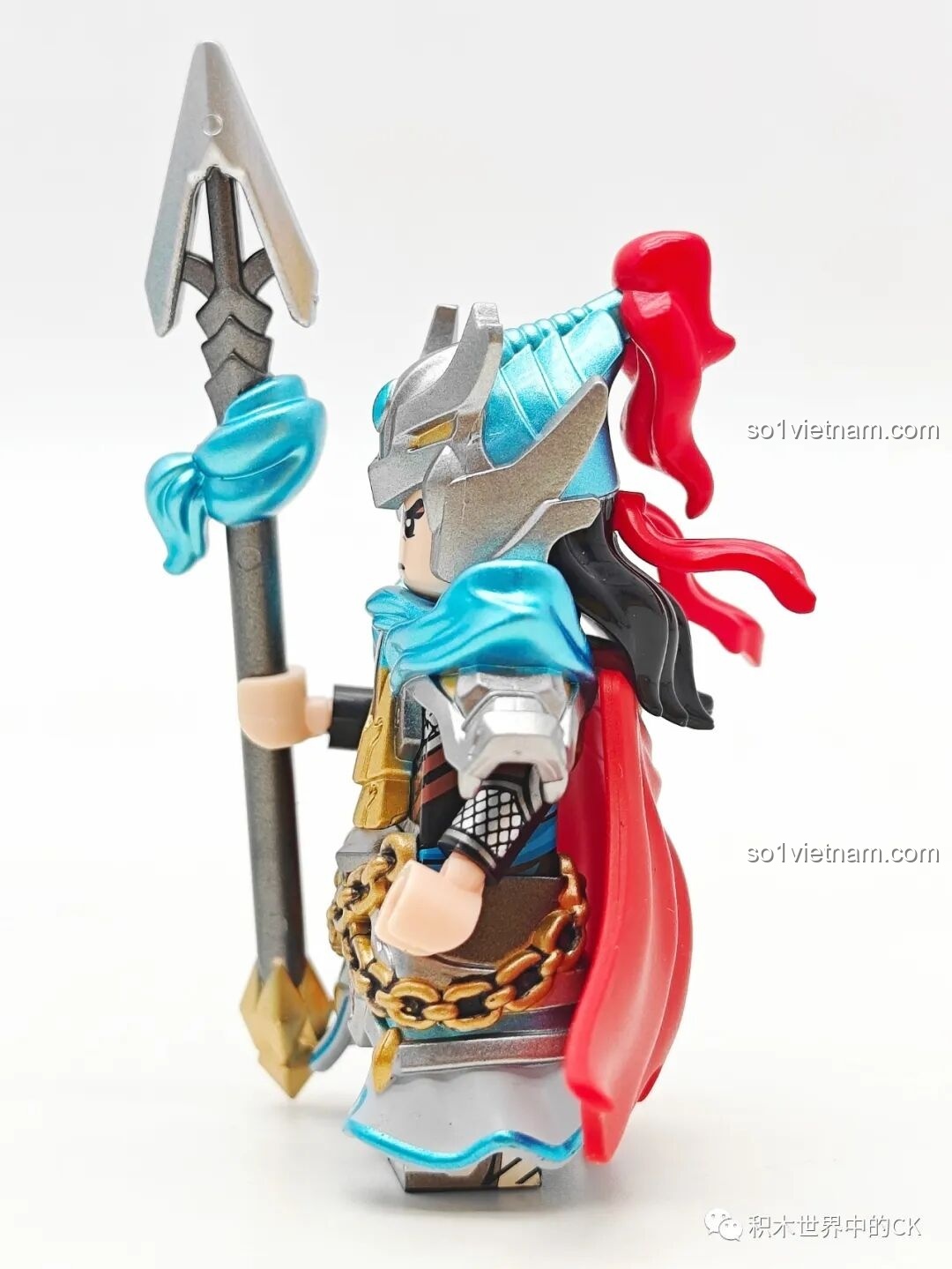 Minifigure Triệu Vân Kuzhao Studio 11773 từ góc nhìn bên cạnh, thể hiện chi tiết giáp và áo choàng.