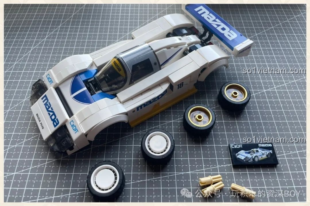 Mô hình CaDA C55029 Mazda 787B đã lắp xong thân xe, chuẩn bị lắp bánh và hoàn thiện.