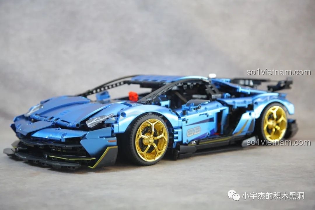 Lắp bộ bánh xe với mâm vàng óng vào mô hình K-box 10520, hoàn thiện vẻ ngoài sang trọng và thể thao.