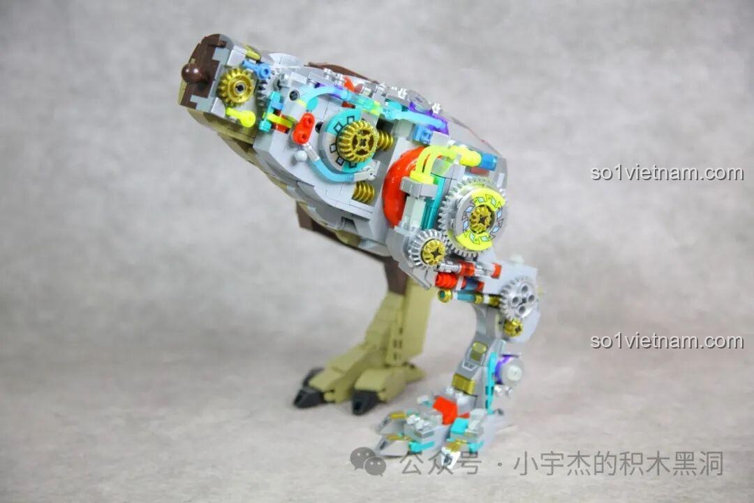 Mô hình T-Rex sau khi đã lắp hai chân vào thân, trông giống một con gà cơ khí khổng lồ.