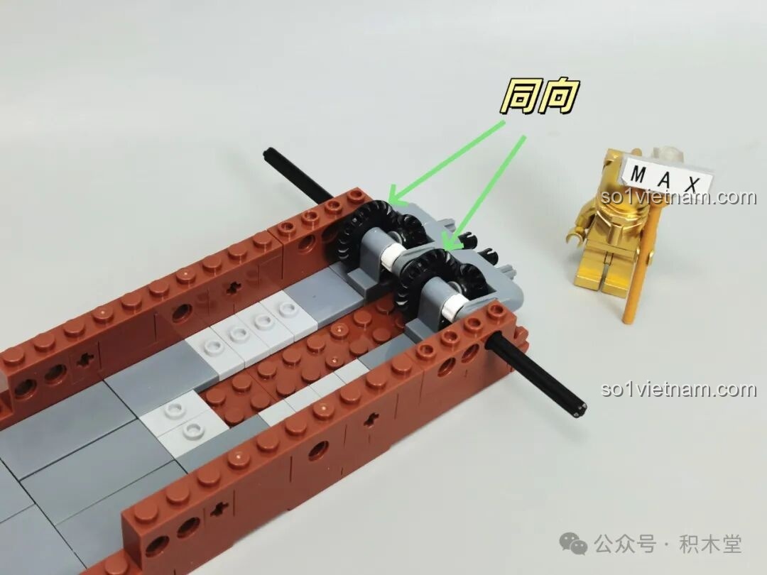 Chi tiết lắp đặt bánh răng ở đuôi xe tăng Maus 12GO 98002, cần đảm bảo đúng chiều để hoạt động trơn tru.