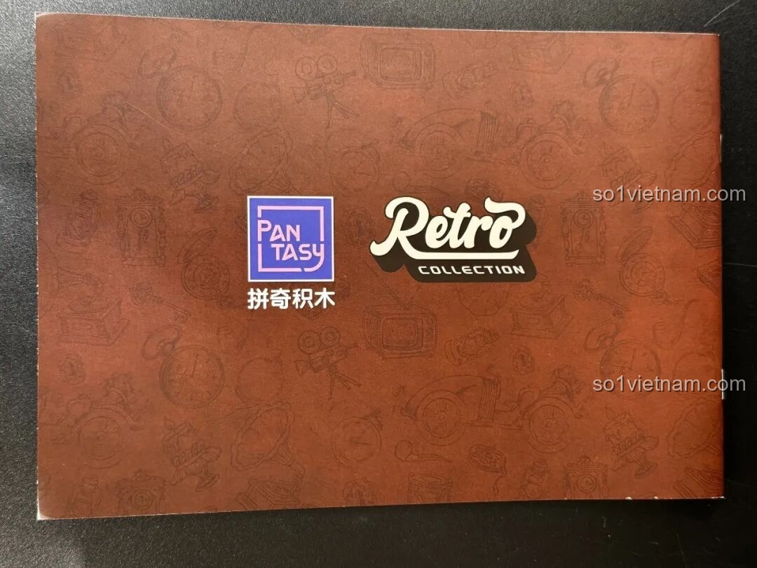 Lắp đặt cổng USB vào thân máy Pantasy Máy Chiếu Phim Cổ Điển Retro 85010, cho phép kết nối nguồn điện cho đèn LED.