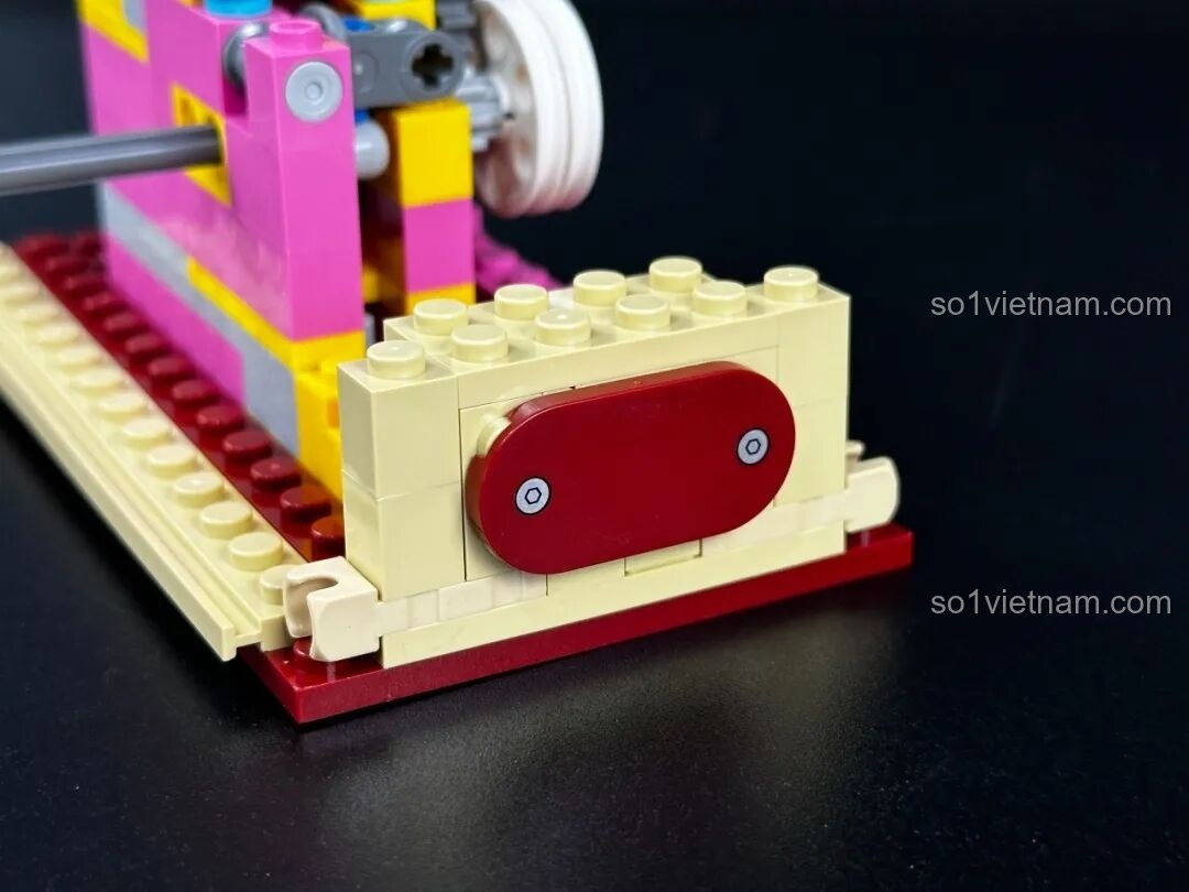 Lắp đặt cuộn phim vào thân máy Pantasy Máy Chiếu Phim Cổ Điển Retro 85010, hoàn thiện phần cơ bản của hệ thống chiếu phim.