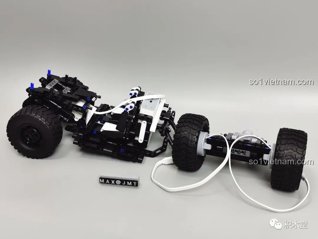 Quá trình lắp đặt động cơ bánh xe và kết nối dây cáp vào khung xe của ONEBOT OBLGPT09AIQI Xe Đua Off-road.