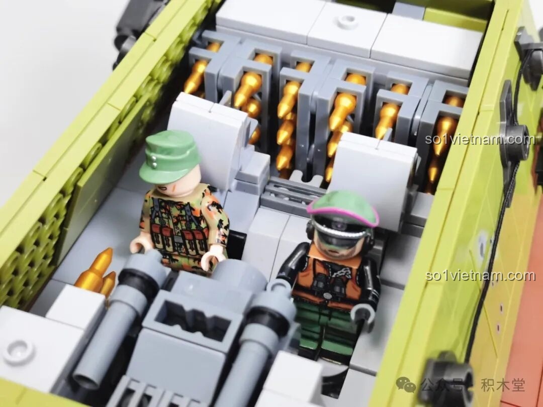 Lắp đặt động cơ cho tháp pháo xe tăng Maus 12GO 98002, cho phép tháp pháo xoay linh hoạt.