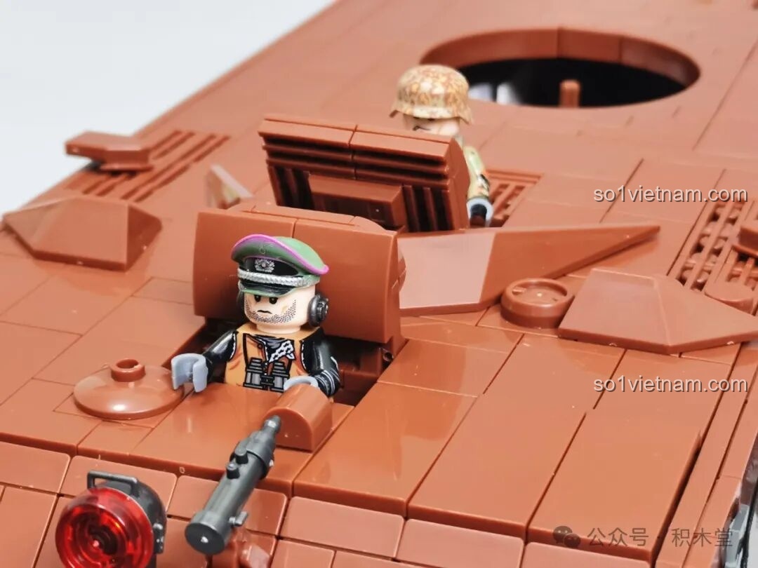 Lắp đặt động cơ và pin vào khoang bên trong xe tăng Maus 12GO 98002, thiết kế rộng rãi.