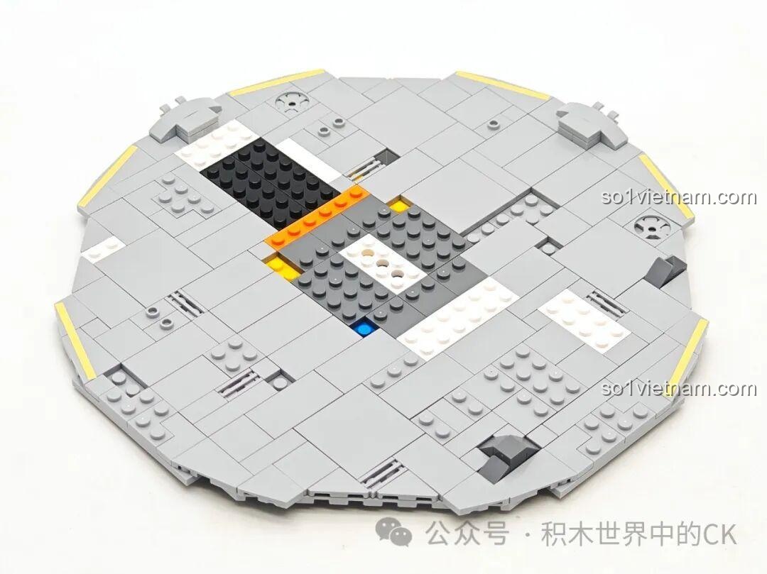 Lắp đặt trạm không gian mini trên phần đế của Wekki 506502 Mô hình Kế hoạch Di cư Hành tinh, tạo nên khu vực sinh sống và nghiên cứu.