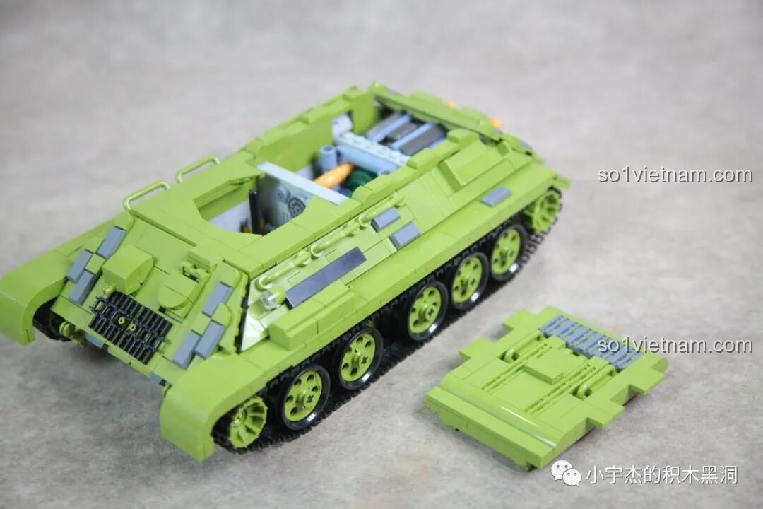 Lắp đặt khối động cơ V12 vào khoang sau của mô hình xe tăng T-34 Panlos 632012.