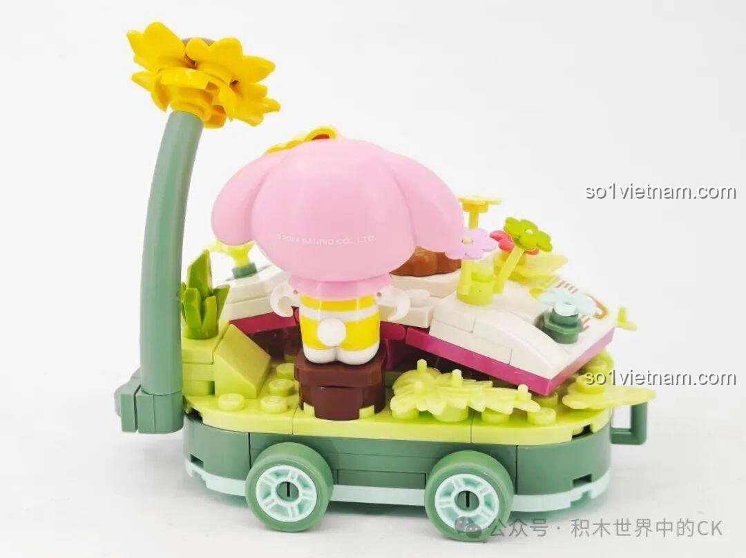 Mô hình lắp ghép Keeppley K20831 My Melody Xe Hoa đã hoàn thiện, nhìn từ cạnh bên, với My Melody và các chi tiết vườn hoa.