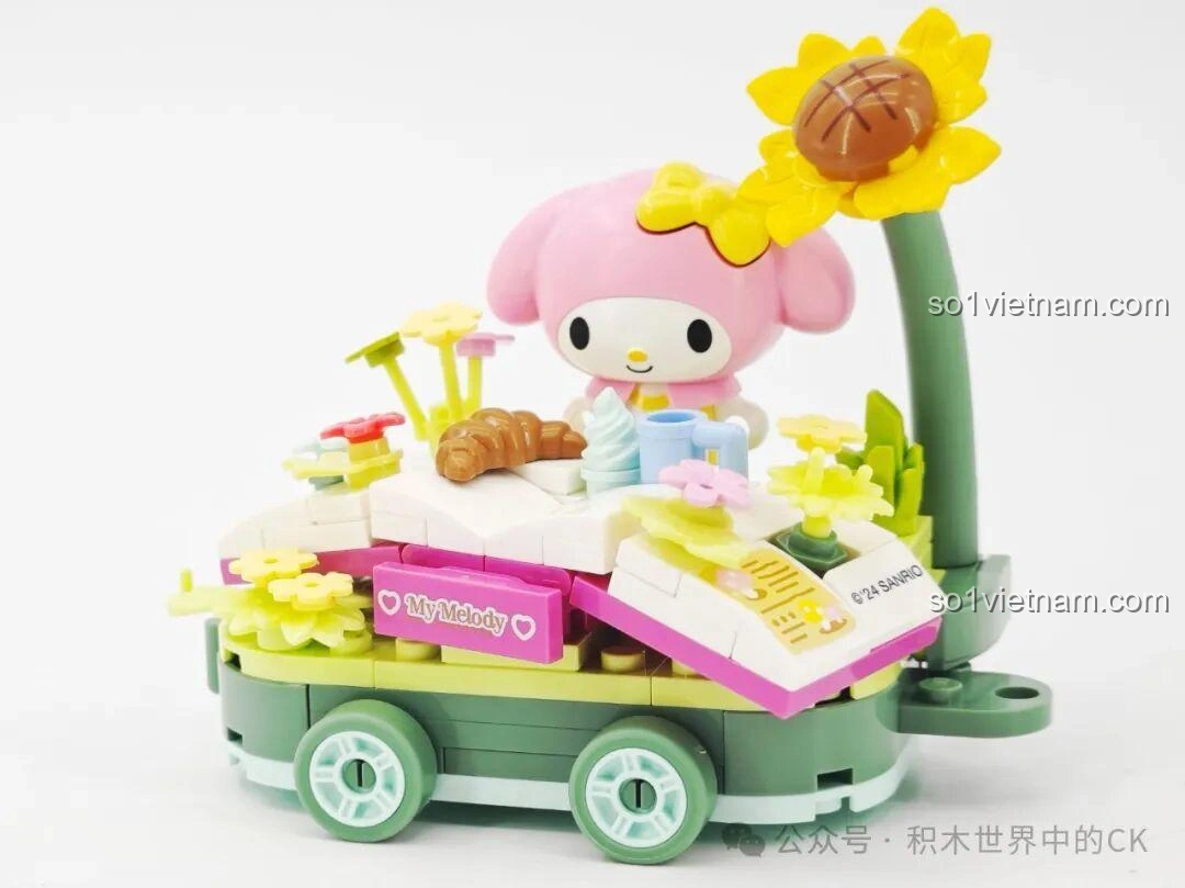 Mô hình lắp ghép Keeppley K20831 My Melody Xe Hoa đã hoàn thiện, nhìn từ góc chéo, với My Melody và các chi tiết vườn hoa.