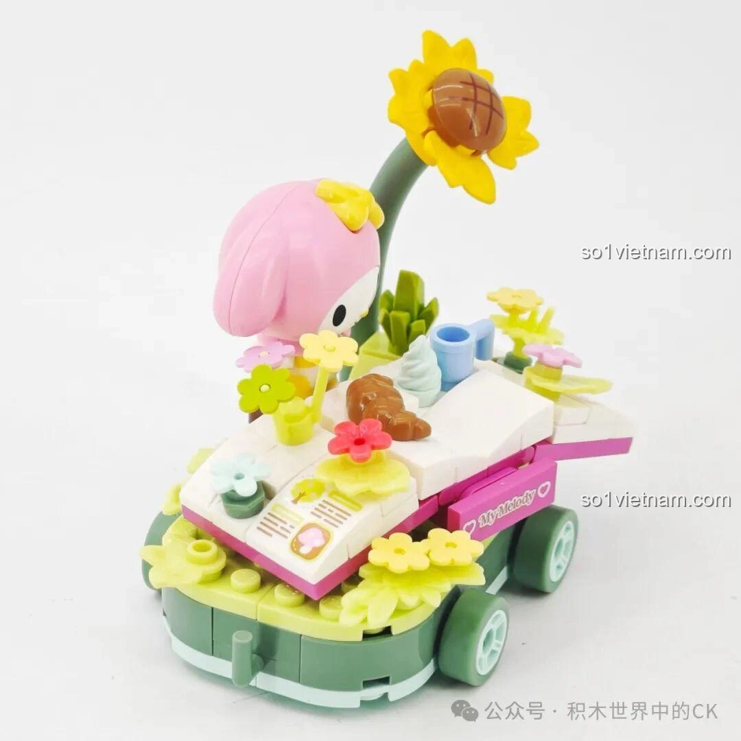 Mô hình lắp ghép Keeppley K20831 My Melody Xe Hoa đã hoàn thiện, nhìn từ phía sau, với My Melody và các chi tiết vườn hoa.