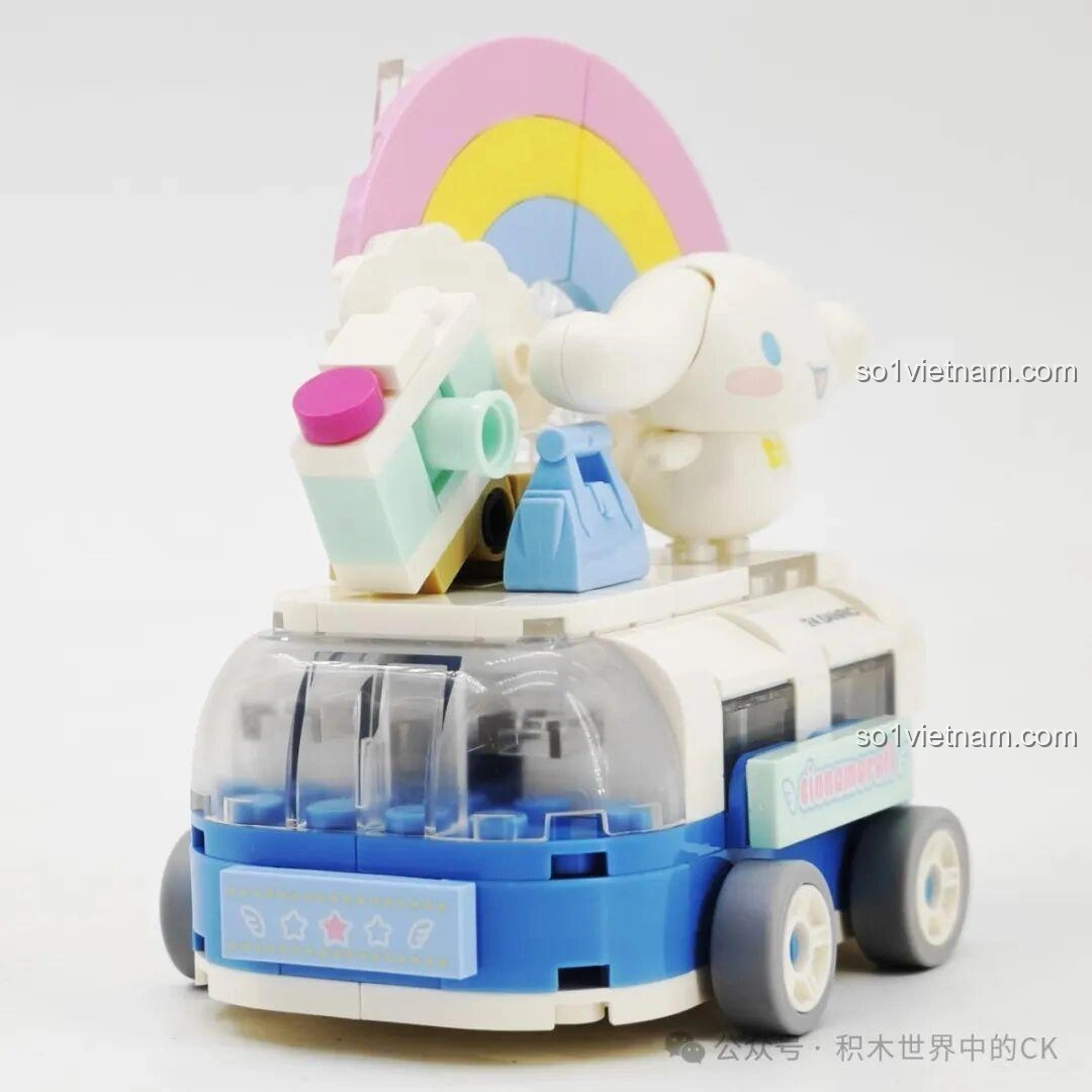 Mô hình lắp ghép Keeppley K20832 Cinnamoroll Xe Hoa đã hoàn thiện, nhìn từ phía sau, với Cinnamoroll trên xe buýt mini và cầu vồng.