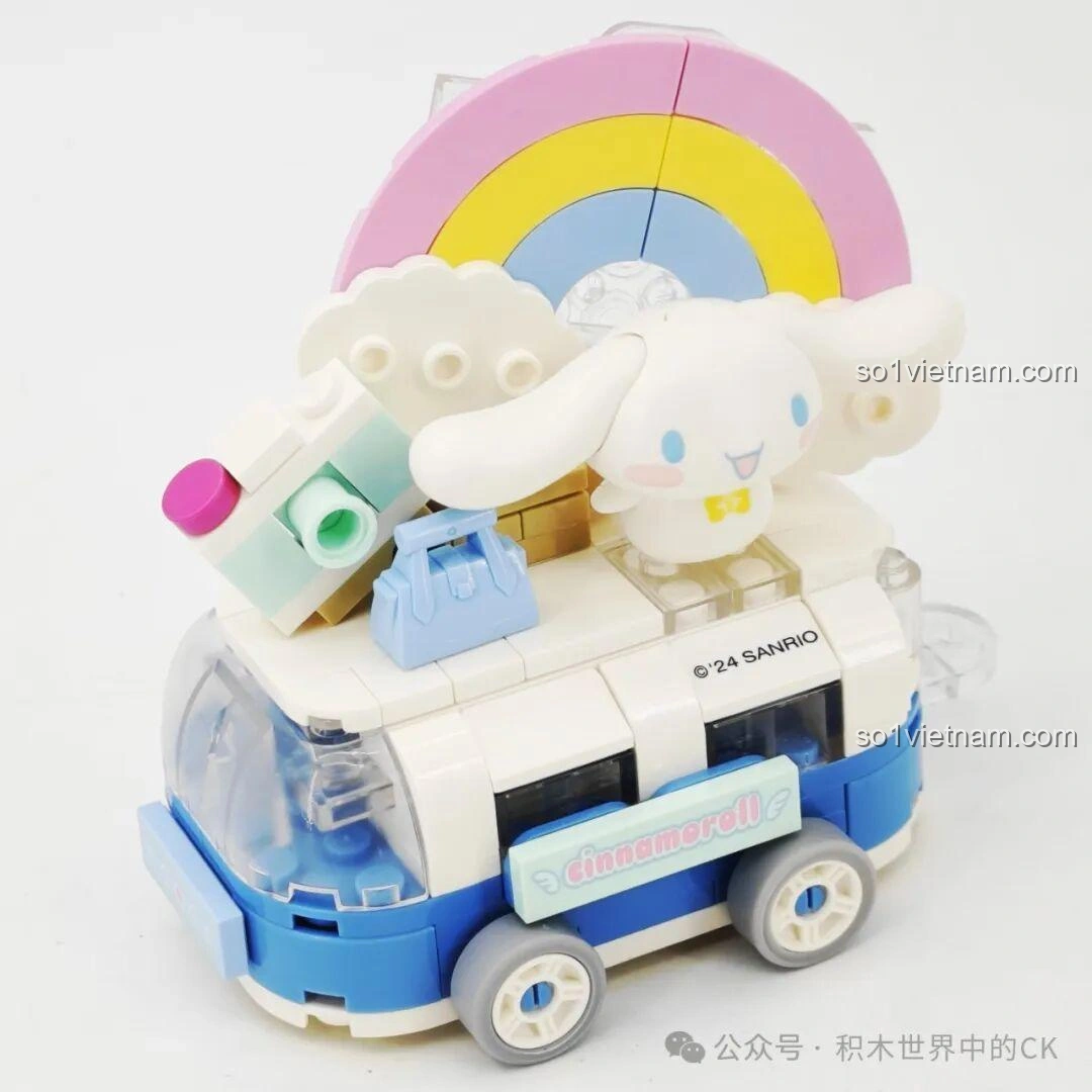 Mô hình lắp ghép Keeppley K20832 Cinnamoroll Xe Hoa đã hoàn thiện, nhìn từ phía trước, với Cinnamoroll trên xe buýt mini và cầu vồng.