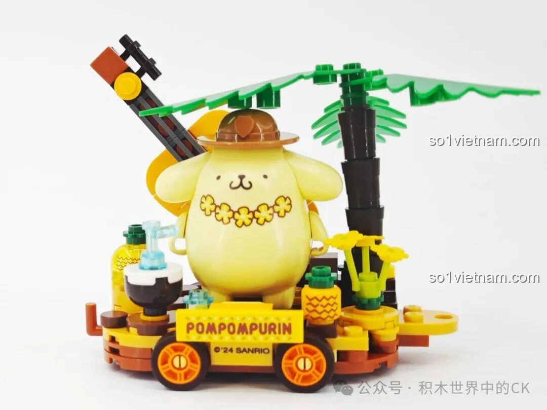 Mô hình lắp ghép Keeppley K20833 Pompompurin Xe Hoa đã hoàn thiện, nhìn từ góc chéo, với Pompompurin và các chi tiết bãi biển.
