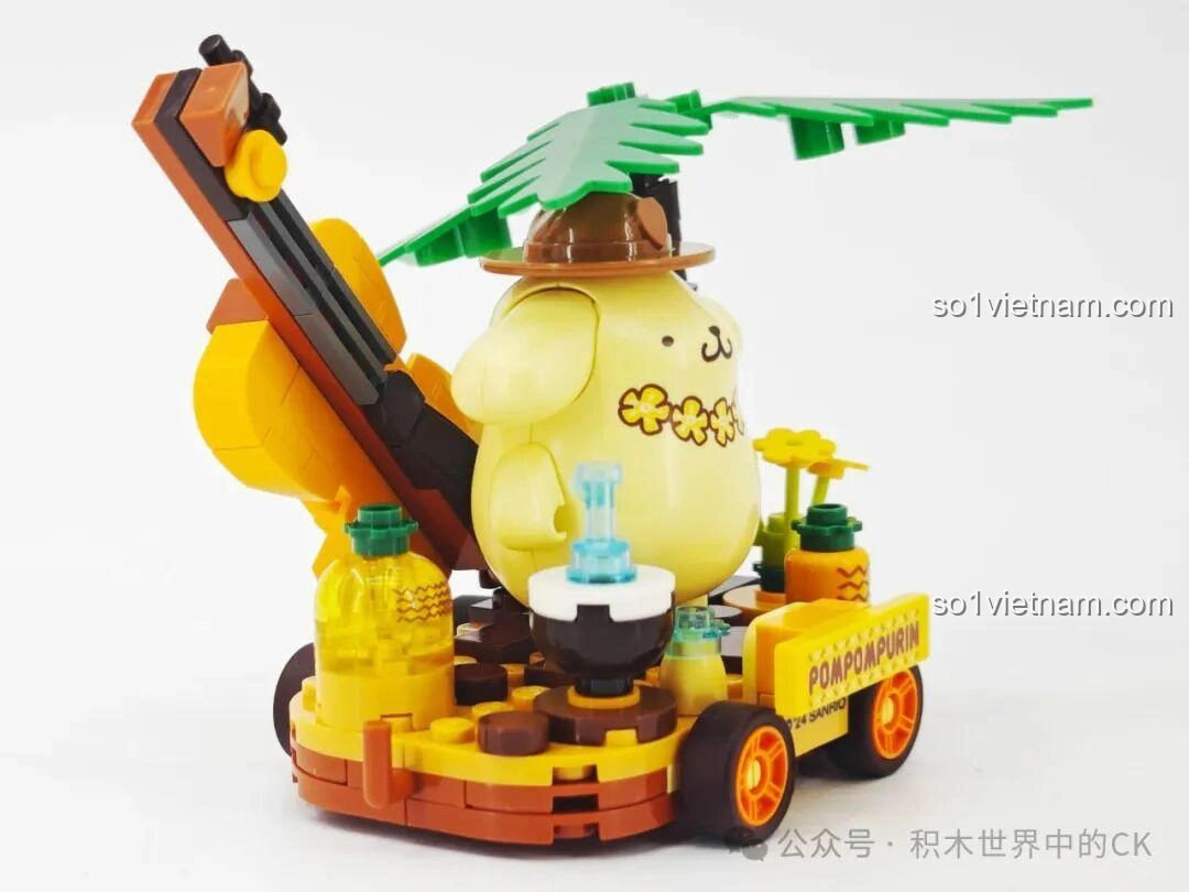 Mô hình lắp ghép Keeppley K20833 Pompompurin Xe Hoa đã hoàn thiện, nhìn từ phía sau, với Pompompurin và các chi tiết bãi biển.