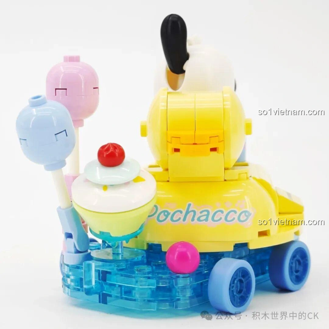 Mô hình lắp ghép Keeppley K20835 Pochacco Xe Hoa đã hoàn thiện, nhìn từ cạnh bên, với Pochacco và các chi tiết bể bơi.