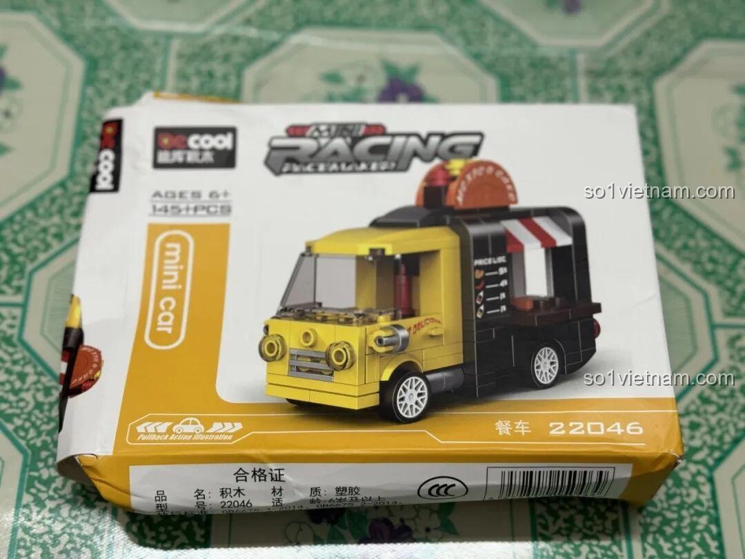 Quá trình lắp ráp Decool 22046 Xe Tải Bán Đồ Ăn Di Động, cho thấy mặt bên xe được thiết kế mở ra để bán hàng.