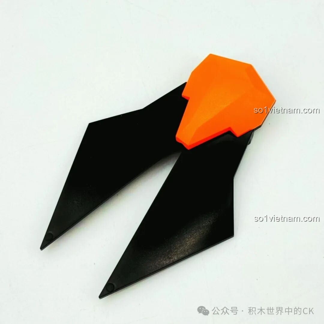 Lắp ráp phần áo choàng hoặc váy của mô hình Mecha Triệu Vân Keeppley 78032, với các chi tiết màu cam và đen.