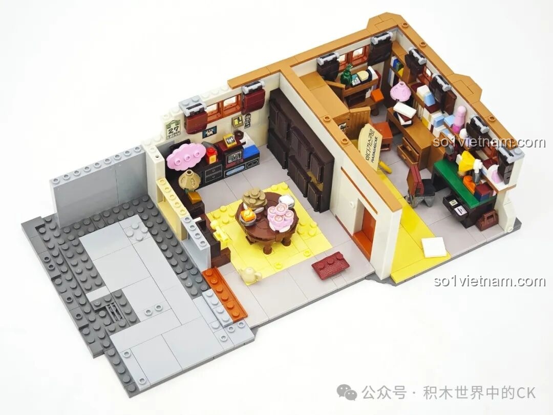 Lắp ráp chiếc bàn ăn tròn đặc trưng trong phòng khách của gia đình Sung, nơi cả nhà thường quây quần bên nhau.