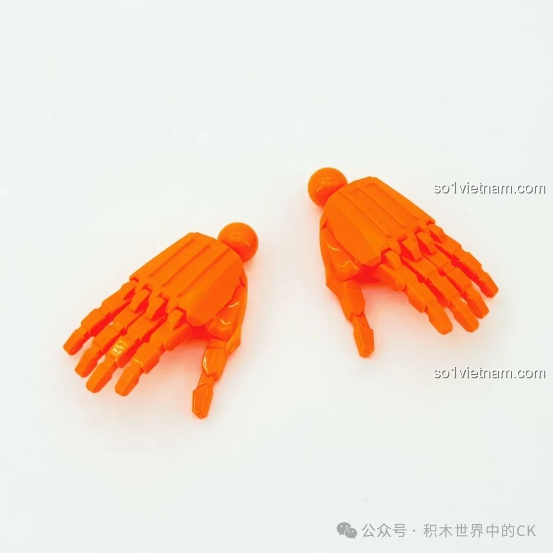 Các bàn tay của Robot Triệu Vân Keeppley 78032 đang được lắp ráp, với các ngón tay có thể cử động.