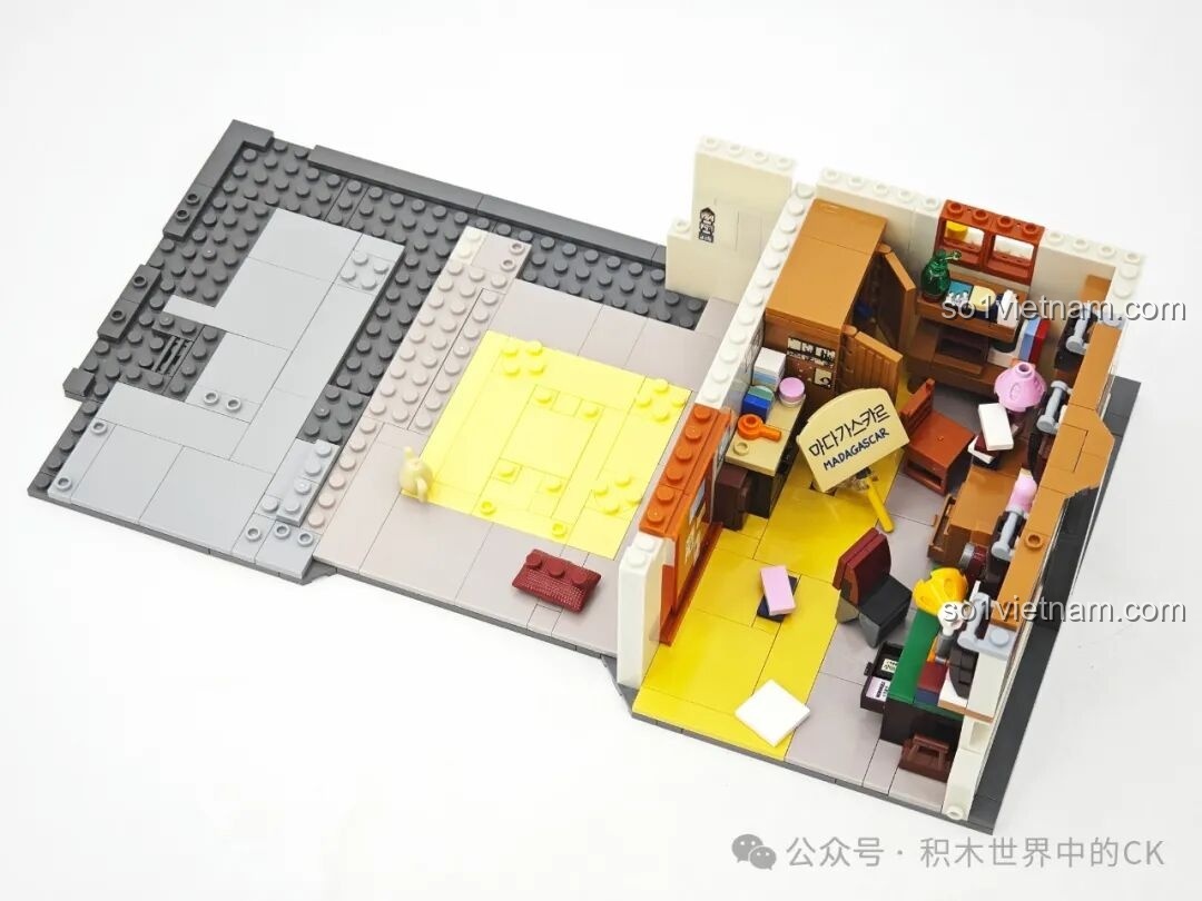 Lắp ráp chi tiết tấm biển hiệu Madagascar huyền thoại trong phòng của Deok-sun, một chi tiết đắt giá của bộ đồ chơi.