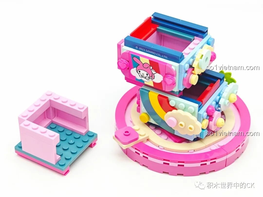 Quá trình lắp ráp các tầng tháp của bộ Keeppley K20824 My Melody với các chi tiết in hình cầu vồng.