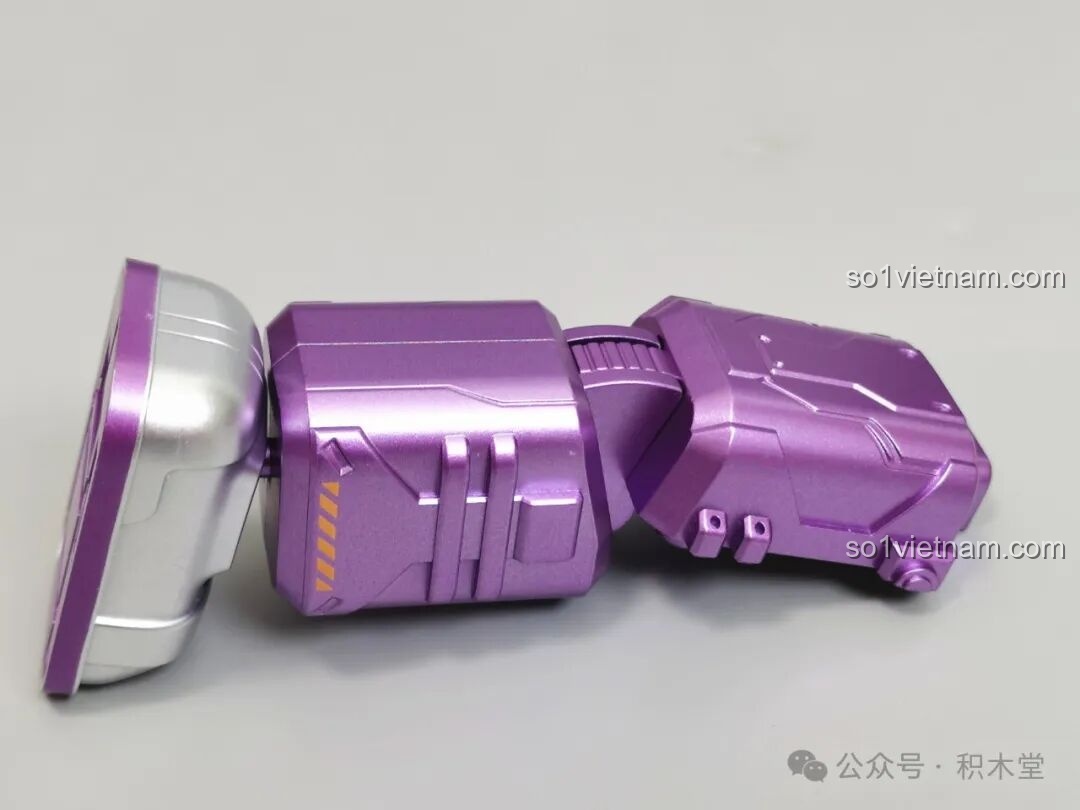 Cận cảnh quá trình lắp ráp cánh tay màu tím mờ của bộ giáp không gian TOP TOY TC1412.