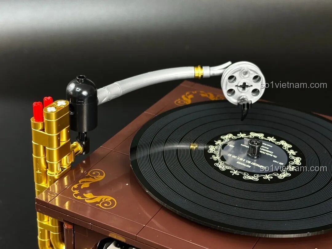 Lắp ráp cánh tay và đĩa than vào thân máy Gramophone 85009, hoàn thiện phần cơ bản của mô hình máy hát đĩa retro.