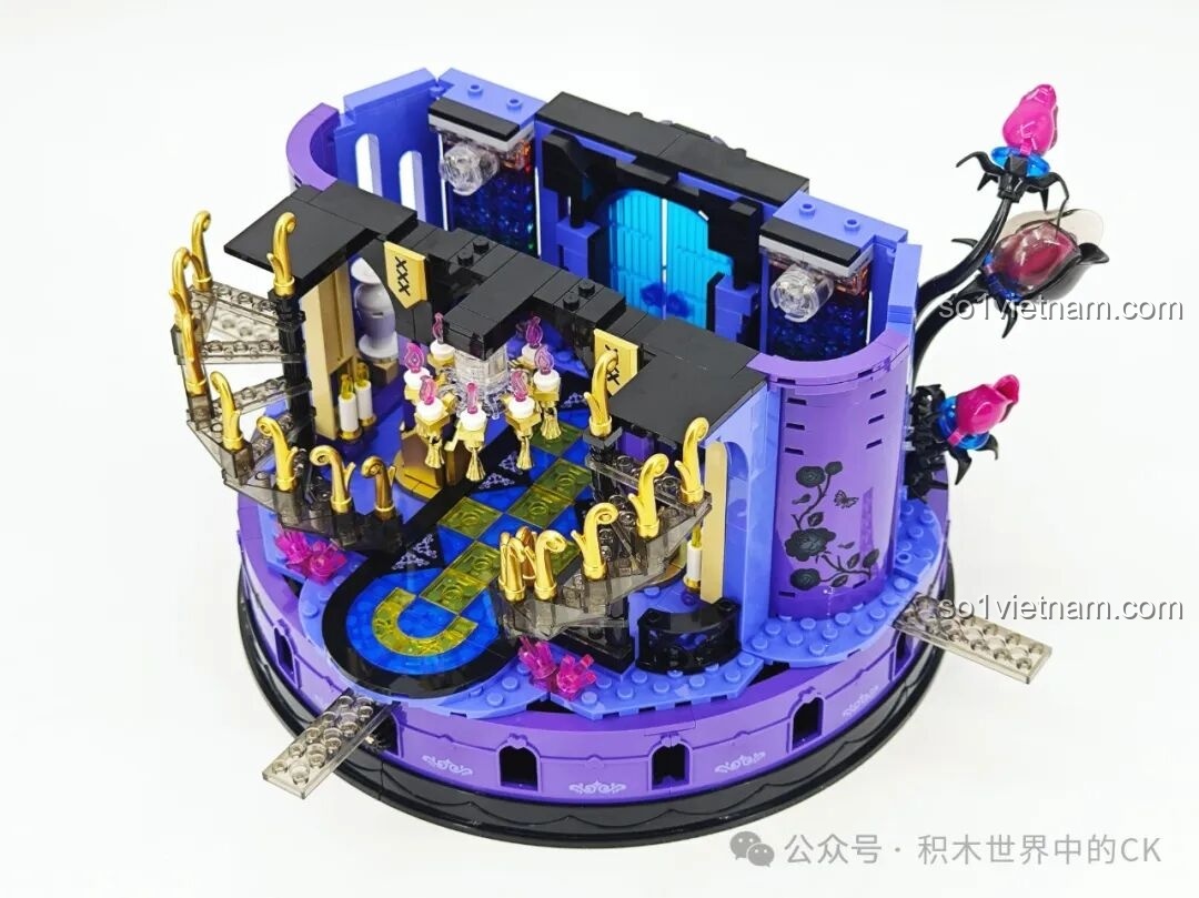 Lắp ráp cầu thang và đèn chùm vàng cho đồ chơi mô hình Kuromi's Purple Crystal Castle TOP TOY.