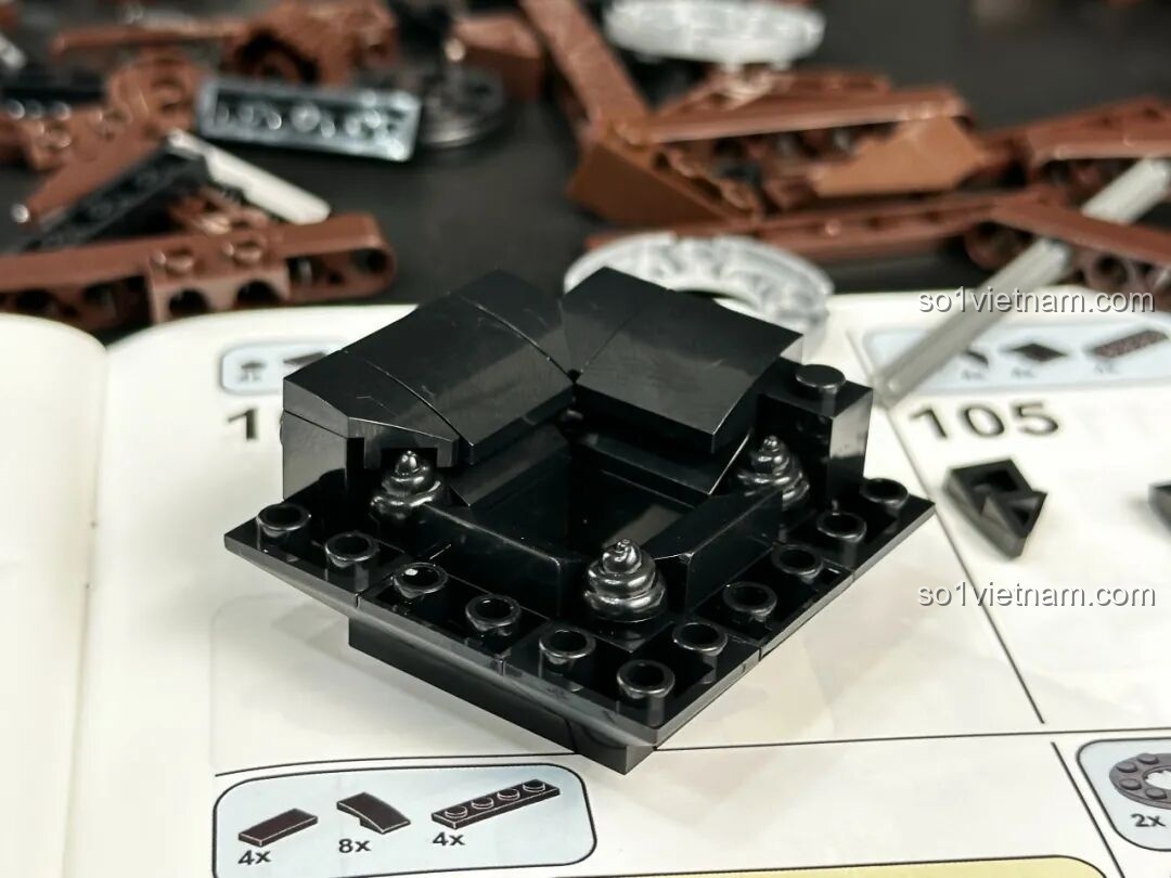 Quá trình lắp ráp chân đế tripod của bộ Pantasy Máy Chiếu Phim Cổ Điển Retro 85010, với các mảnh ghép màu nâu, tạo nên sự ổn định cho mô hình.