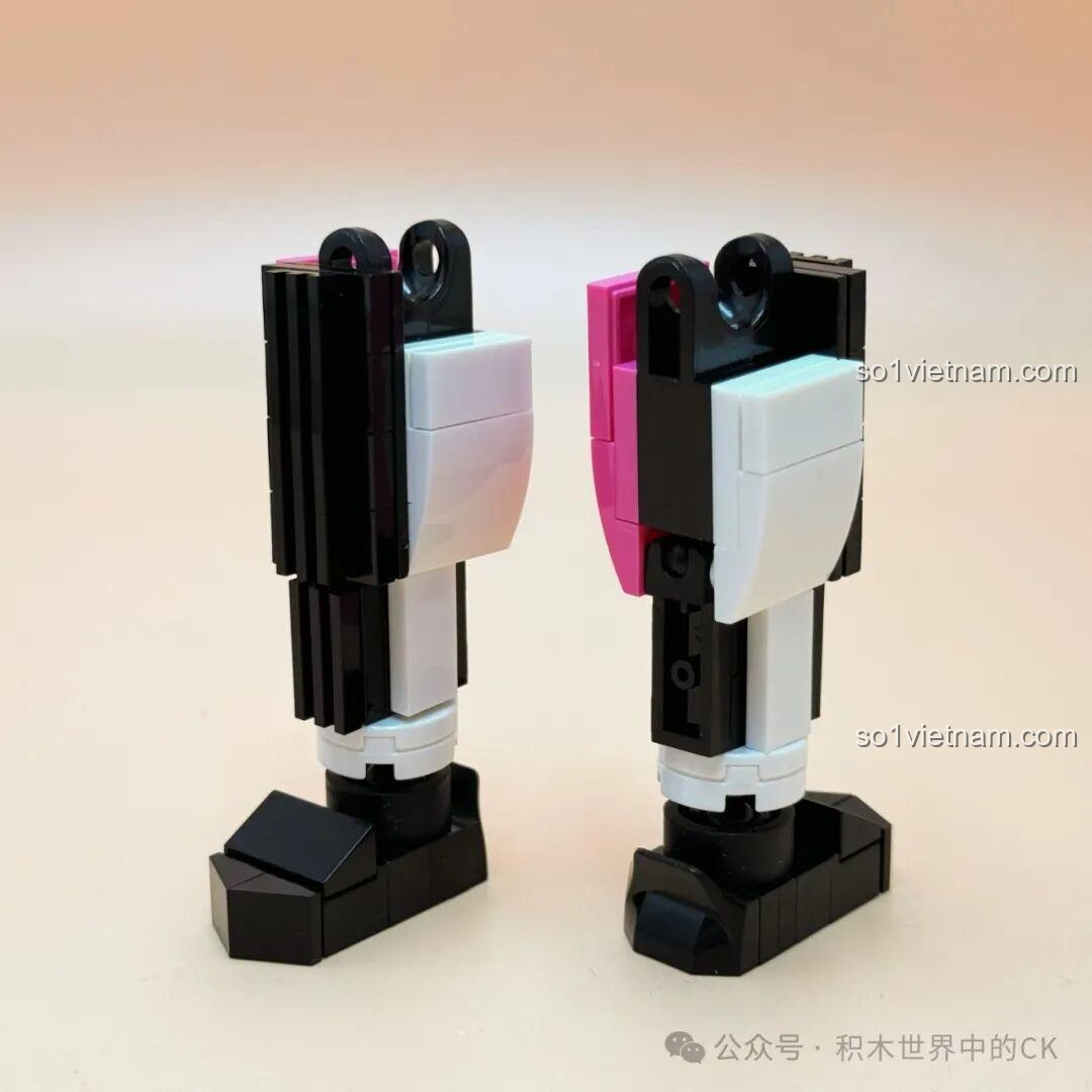 Quá trình lắp ráp phần chân của mô hình Kamen Rider Decade JIESTAR 58189, với các chi tiết khớp nối linh hoạt.