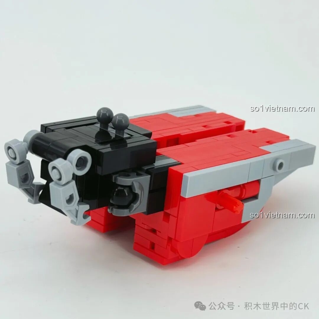 Bước đầu tiên trong quá trình lắp ráp phần chân của Keeppley 82001 Baoyao Long, cho thấy cấu trúc cơ bản của bộ robot khủng long biến hình.