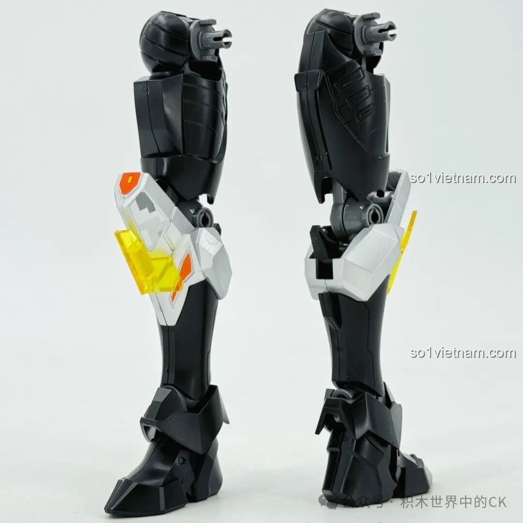 Quá trình lắp ráp phần chân của mô hình Mecha Triệu Vân Keeppley 78032, với các khớp gối và chi tiết giáp.