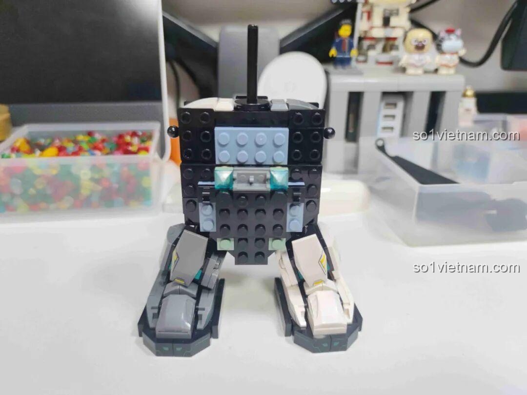 Quá trình lắp ráp phần chân và hông của bộ lắp ghép Chiến Binh Gấu Trúc Cơ Giáp cho bé trai từ 6 tuổi.