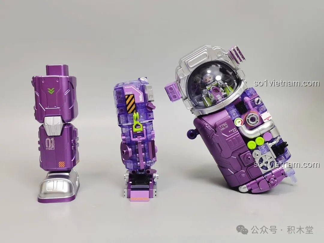 Các bộ phận chân và thân của robot phi hành gia TOP TOY 1412 được lắp ráp, cho thấy thiết kế nửa trong suốt độc đáo.