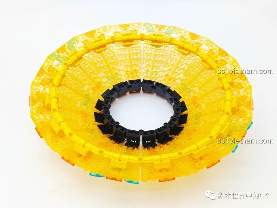 Quá trình lắp ráp chao đèn của bộ Đèn Bàn Cổ Điển ZHEGAO 00398, sử dụng các mảnh ghép màu vàng trong suốt tạo hiệu ứng ánh sáng độc đáo.