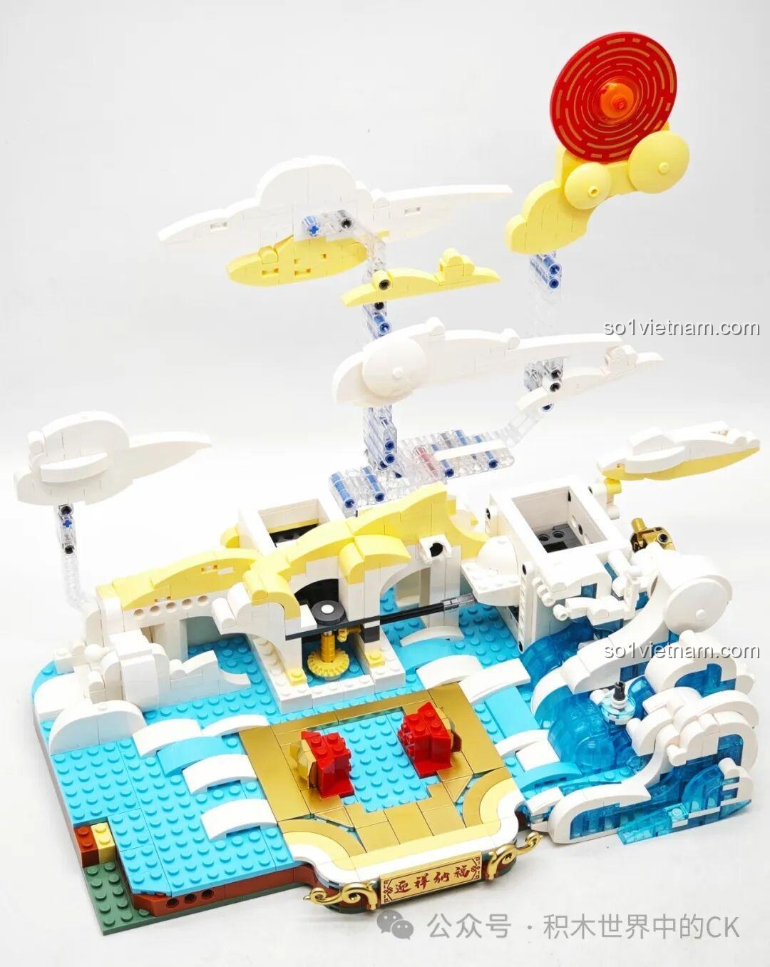 Thêm các chi tiết trang trí như ghế đỏ vào bệ trung tâm của bộ lắp ráp Rồng Vàng Ôm Ngọc K19908.