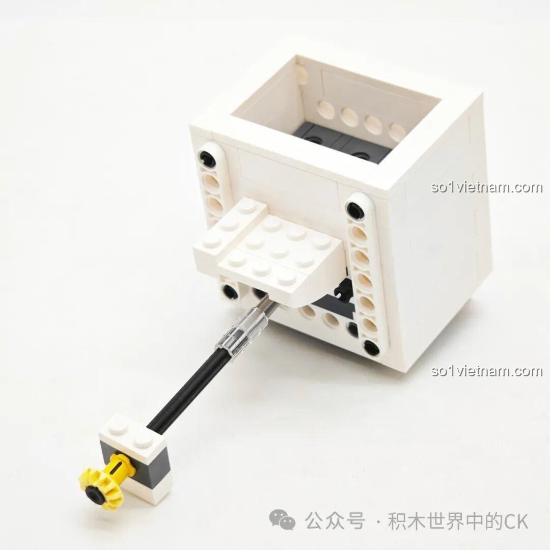 Lắp ráp cơ chế bánh răng chuyển động bên trong phần đế của bộ Keeppley K19908 Rồng Vàng Ôm Ngọc.