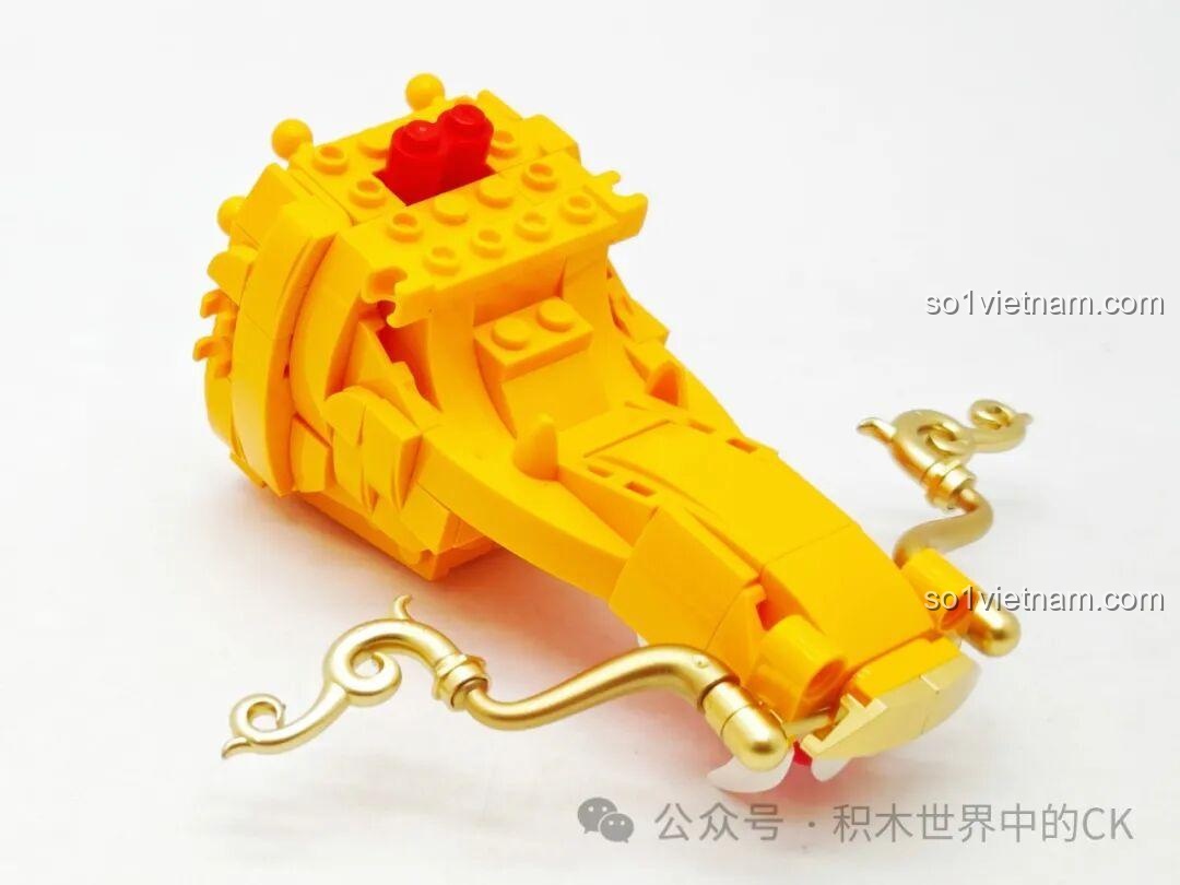 Lắp ráp phần cổ của Rồng Vàng Keeppley K19908, chuẩn bị để gắn đầu rồng vào.