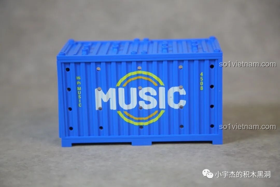 Mô hình container màu xanh của bộ Sembo 714508 sau khi lắp ráp, có chữ MUSIC nổi bật.