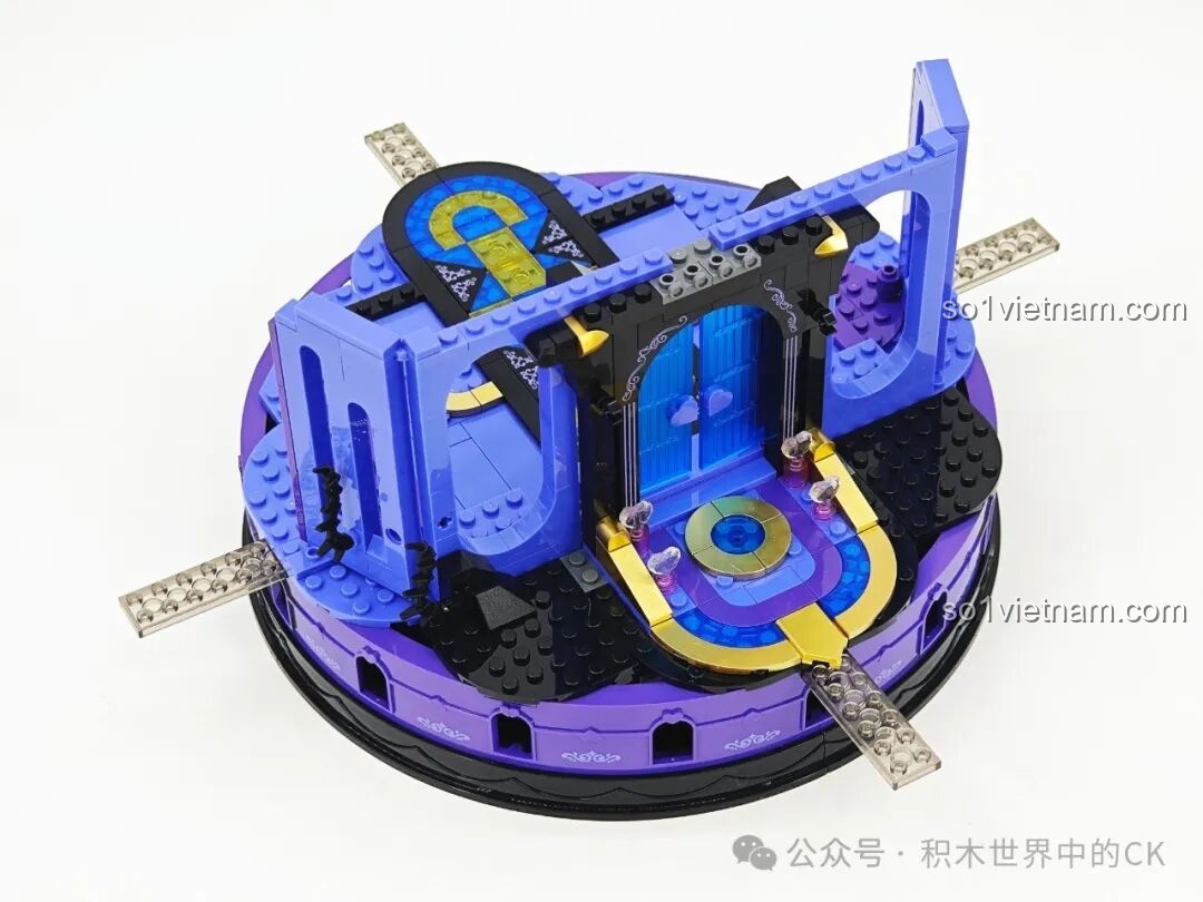 Lắp ráp phần cửa chính của bộ lắp ghép Kuromi's Purple Crystal Castle cho bé gái 8+.