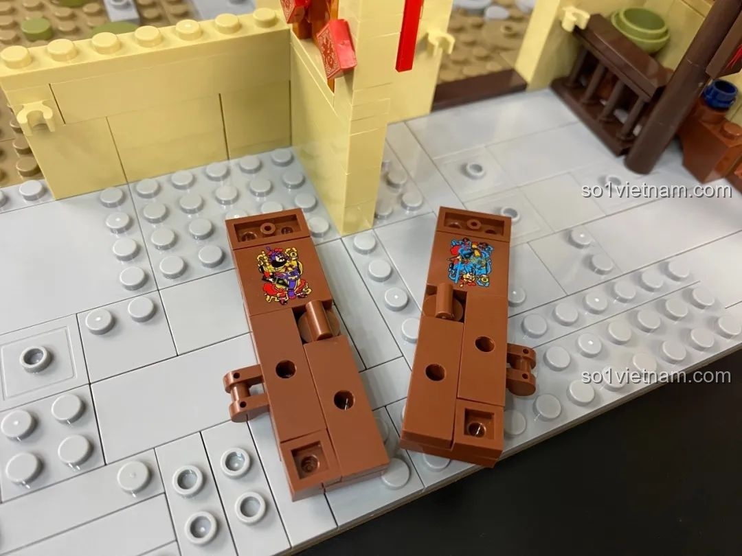 Quá trình lắp ráp cánh cửa vào khung của mô hình Sân Sau Khách Điếm Đồng Phúc.