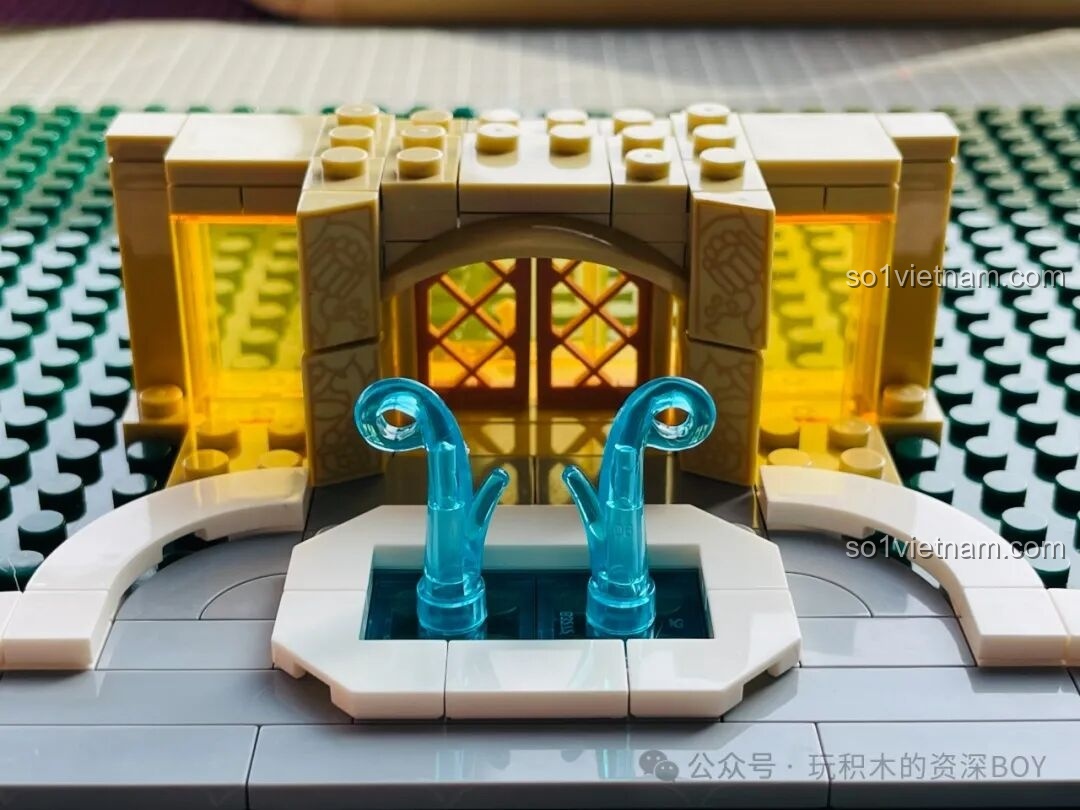 Cận cảnh đài phun nước và lối đi lát đá của bộ lắp ghép Lâu Đài Hoa Rừng Femibox S2238 đang dần hình thành.