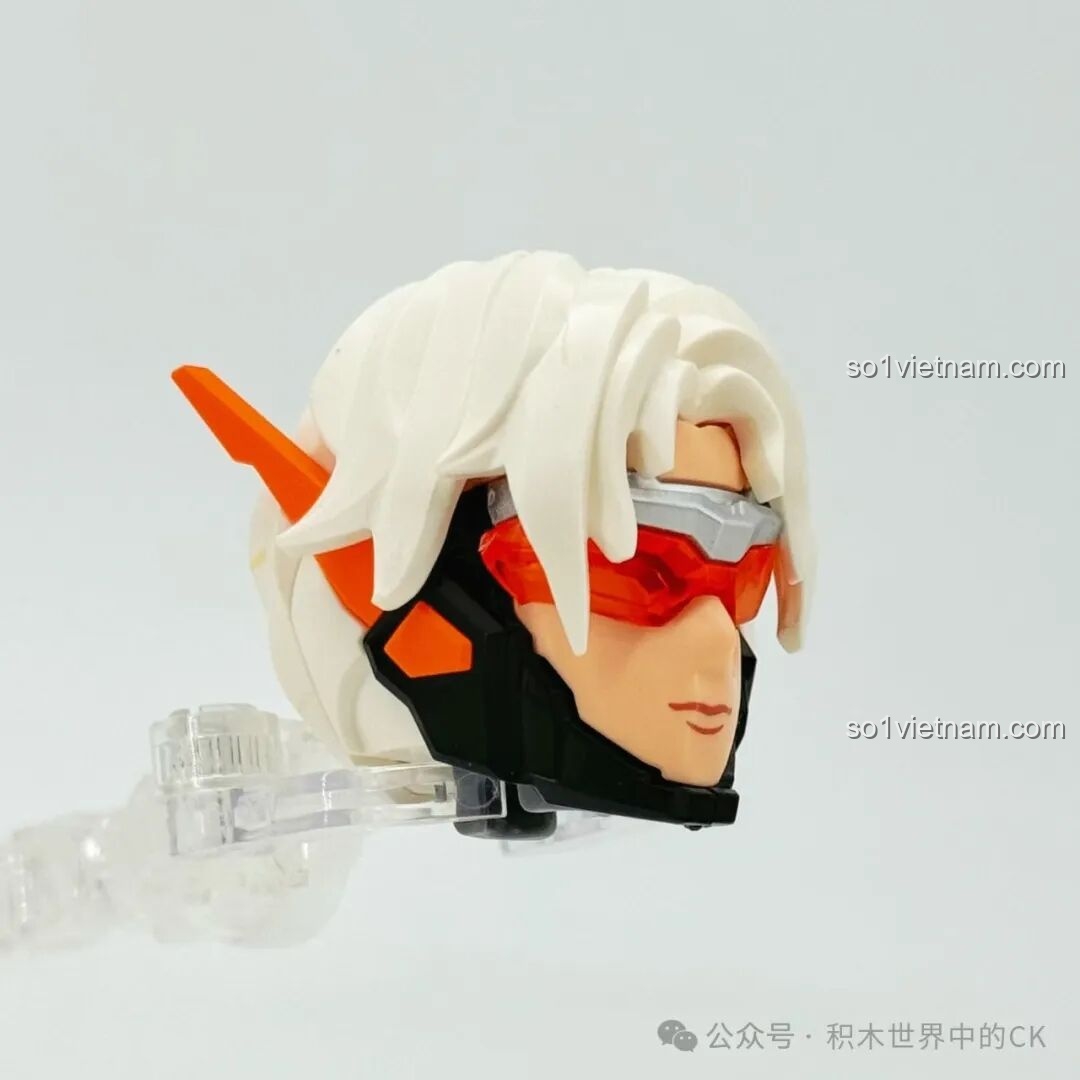 Quá trình lắp ráp phần đầu của đồ chơi mô hình Robot Triệu Vân Keeppley 78032, với mái tóc trắng và kính đỏ đặc trưng.